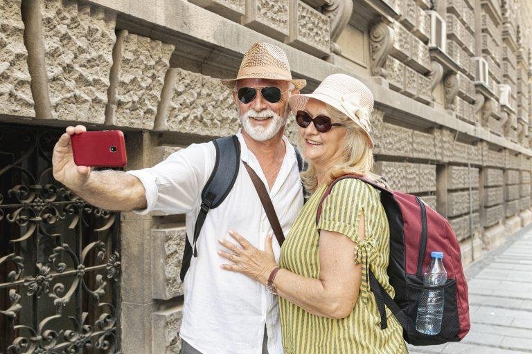 pareja de jubilados viaje imserso