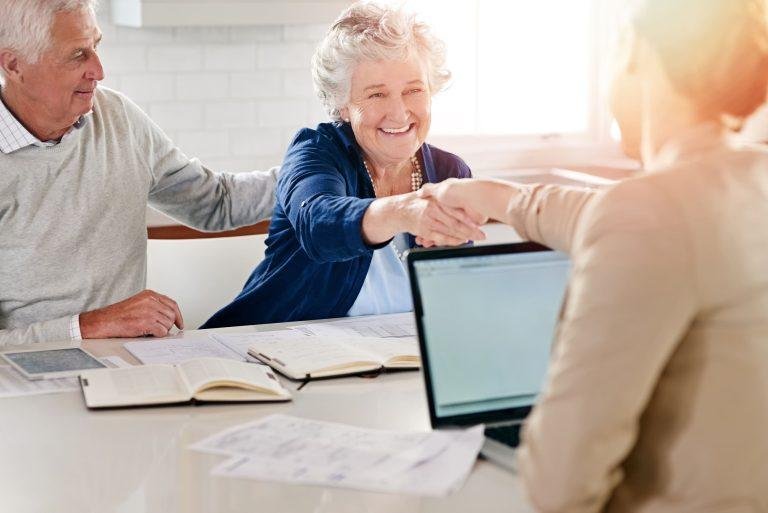 Pareja de jubilados teniendo una reunión con una empresa de rentas vitalicias