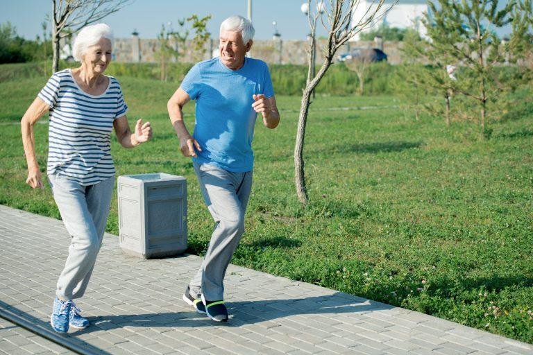 pareja de la tercera edad haciendo deporte en un parque